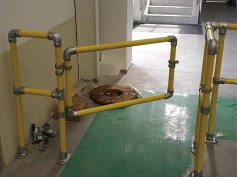 安全防护栏及自闭门